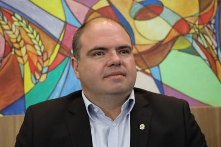 Waldecir Fernandes solicita faixa elevada no Maria  Auxiliadora e recapeamento na Vila Áurea
